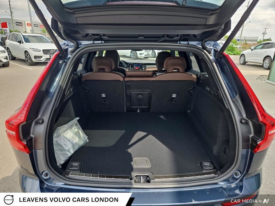 2025 Volvo XC60 PLUS DARK THEME-11