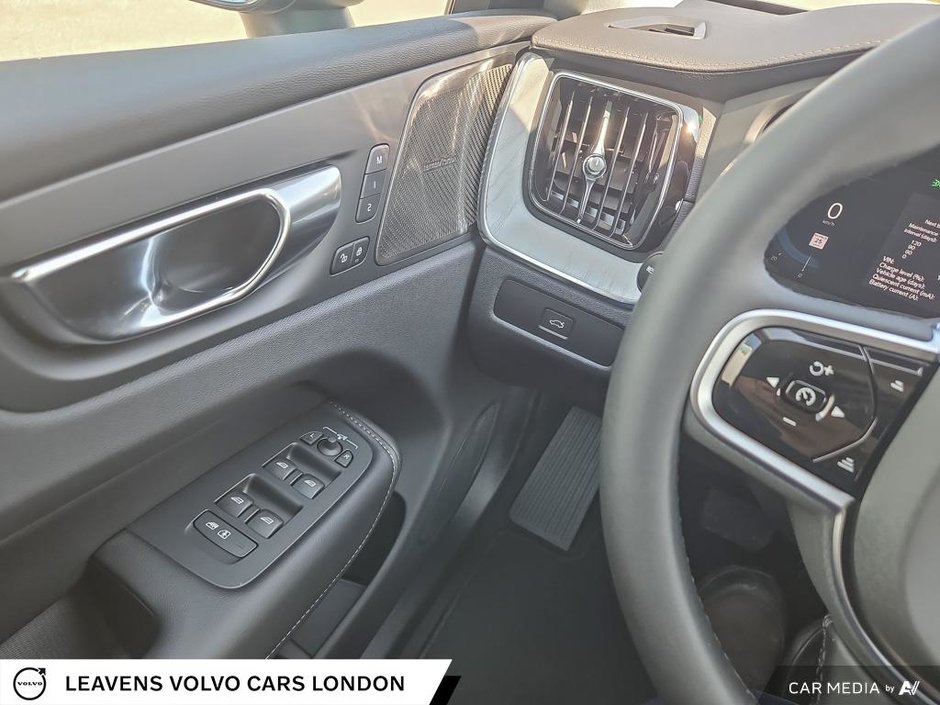 2025 Volvo XC60 ULTRA DARK THEME-16