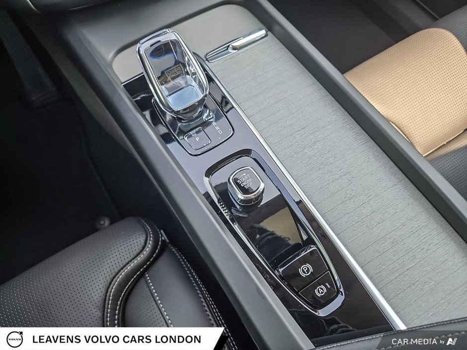 2025 Volvo XC60 ULTRA DARK THEME-17
