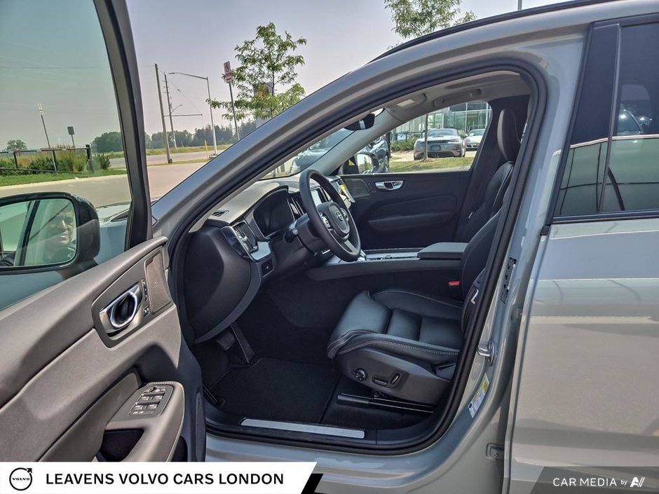 2025 Volvo XC60 ULTRA DARK THEME-25