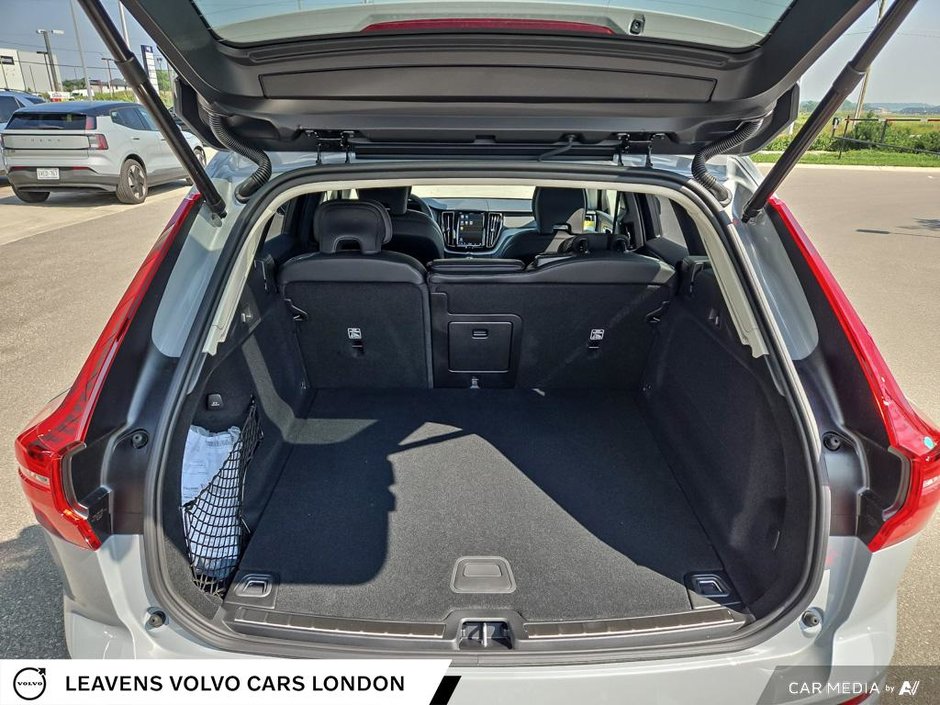 2025 Volvo XC60 ULTRA DARK THEME-11
