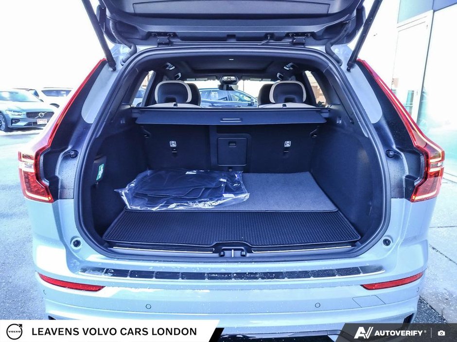 2026 Volvo XC60 PLUS DARK THEME-11