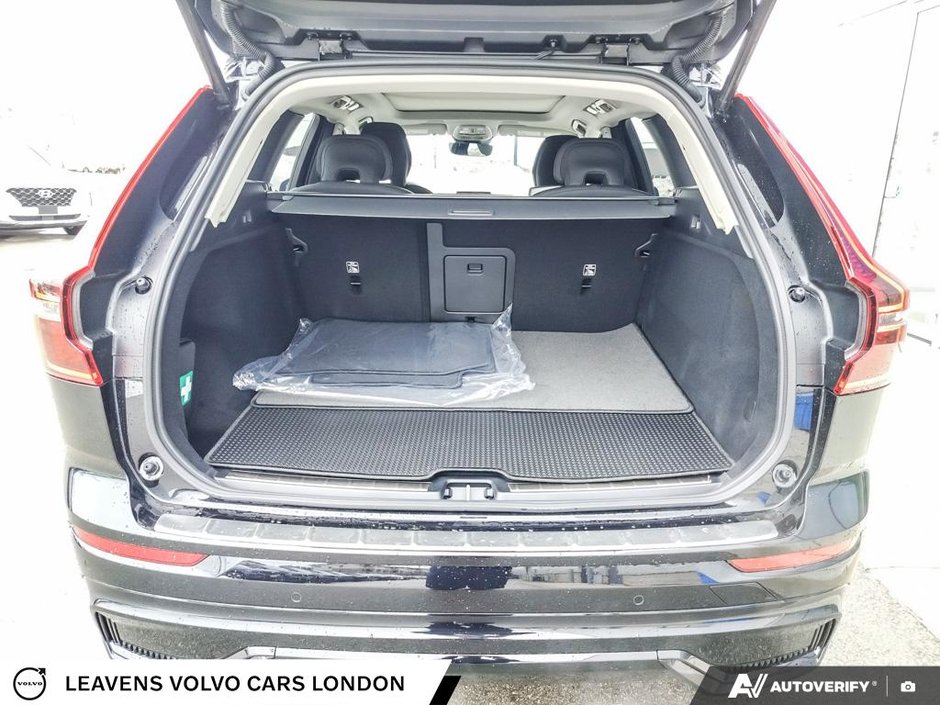 2026 Volvo XC60 PLUS DARK THEME-11