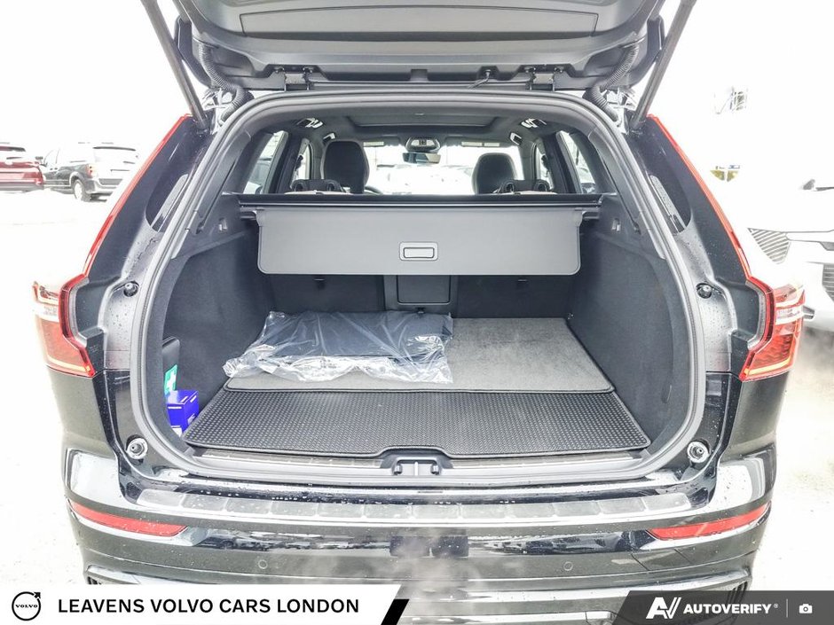 2026 Volvo XC60 PLUS DARK THEME-11