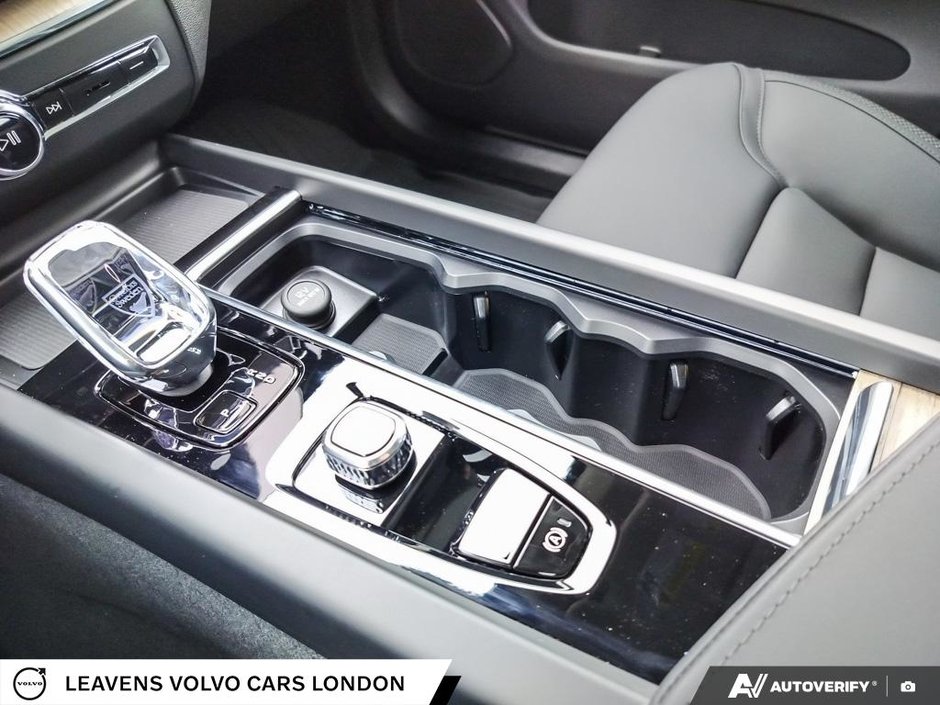 2026 Volvo XC60 PLUS DARK THEME-17