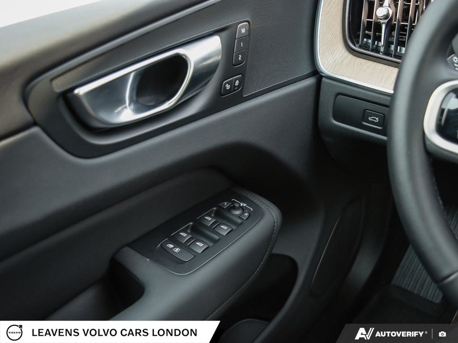 2026 Volvo XC60 CORE DARK THEME-16