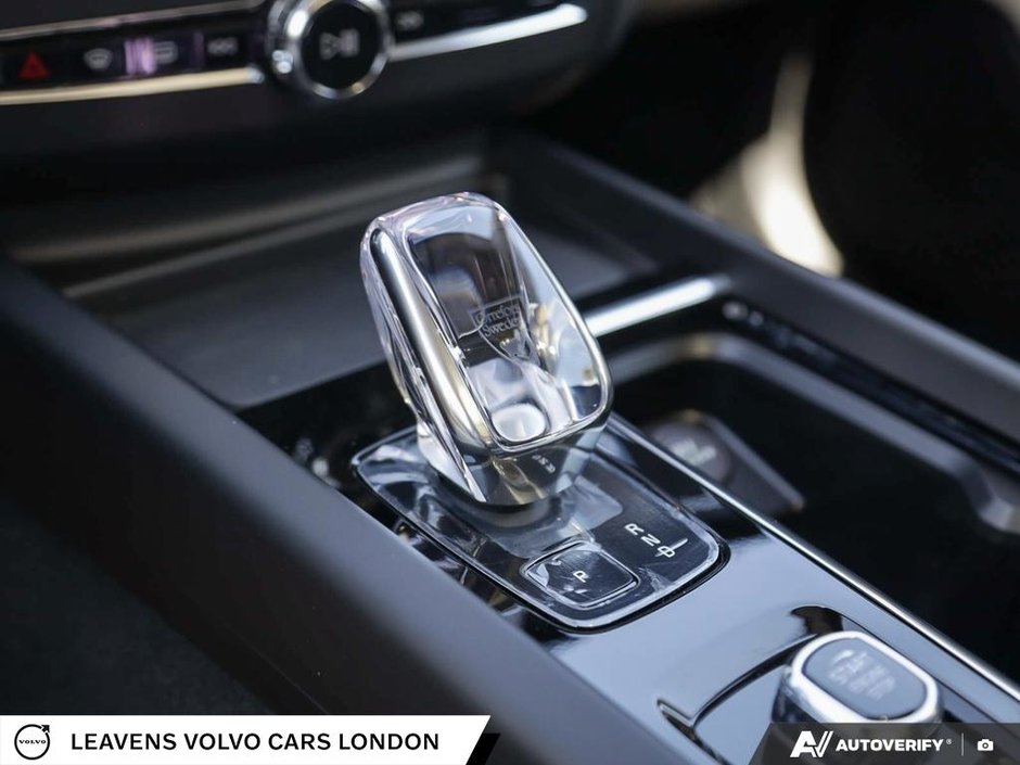 2027 Volvo XC60 PLUS DARK THEME-18