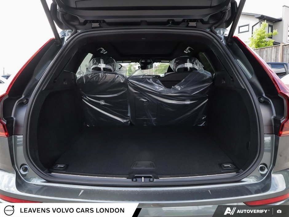 2027 Volvo XC60 PLUS DARK THEME-10