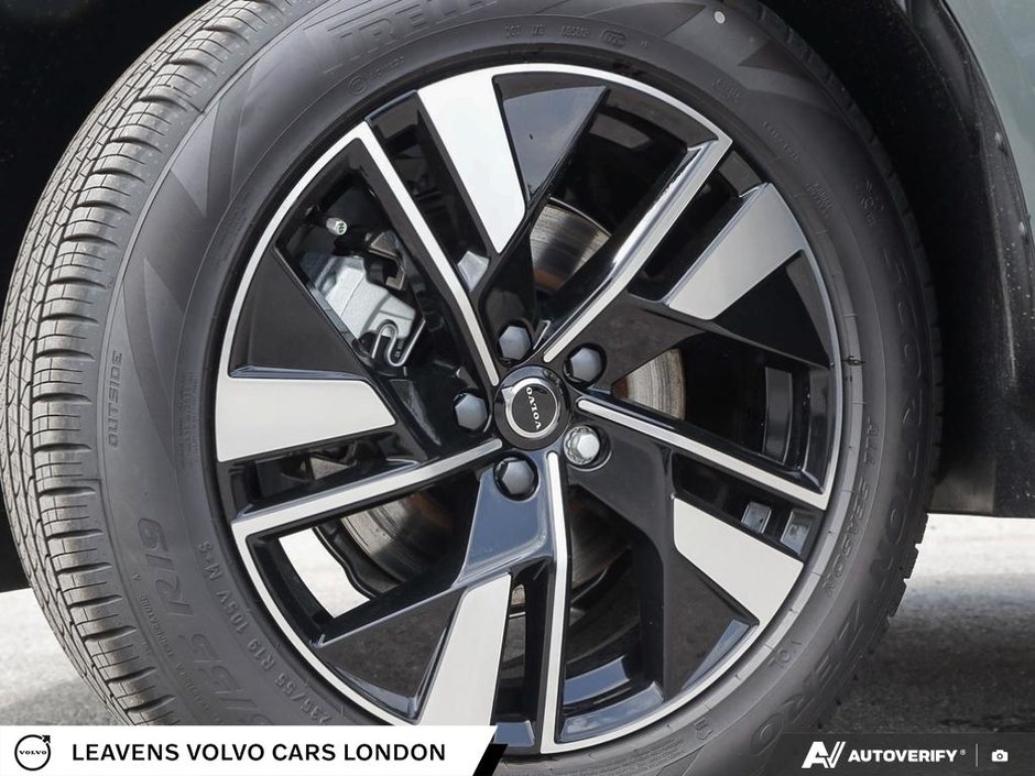 2027 Volvo XC60 PLUS DARK THEME-5