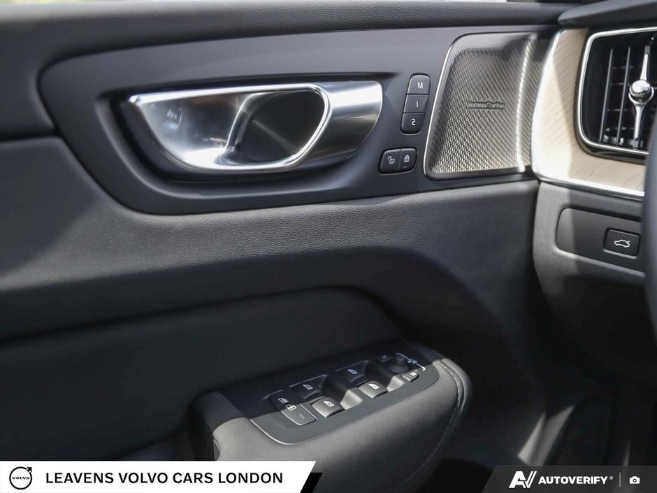 2027 Volvo XC60 PLUS DARK THEME-16
