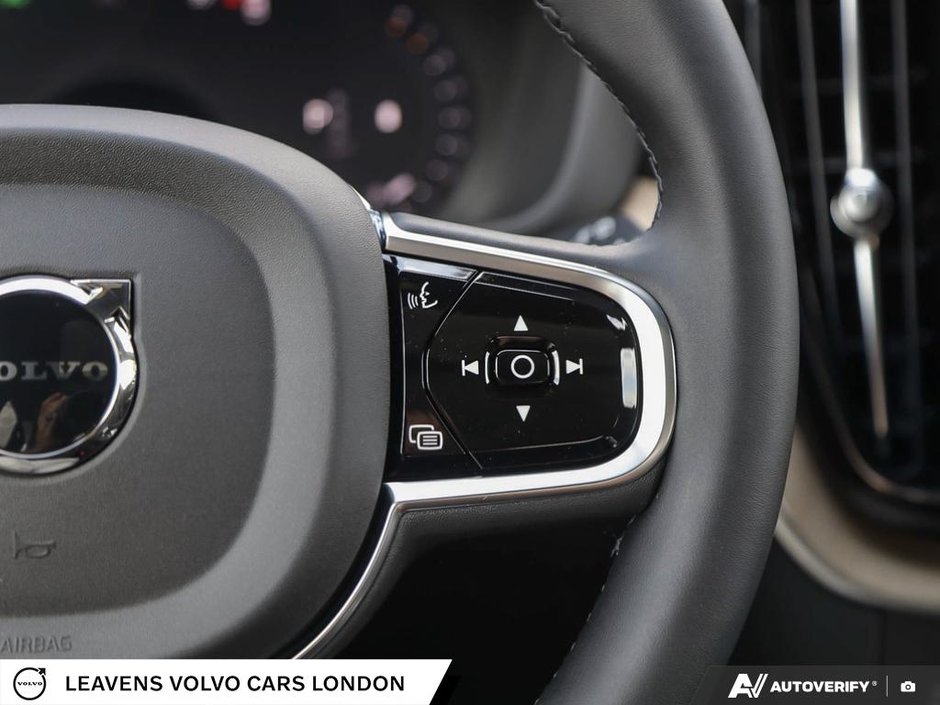2027 Volvo XC60 PLUS DARK THEME-17