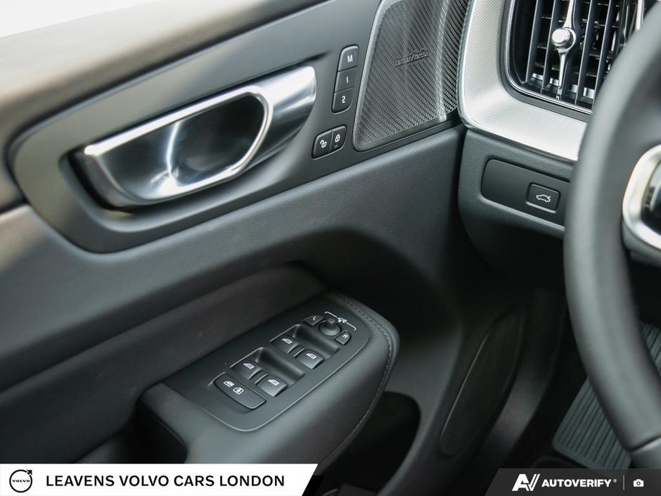 2027 Volvo XC60 ULTRA BLACK EDITION-16