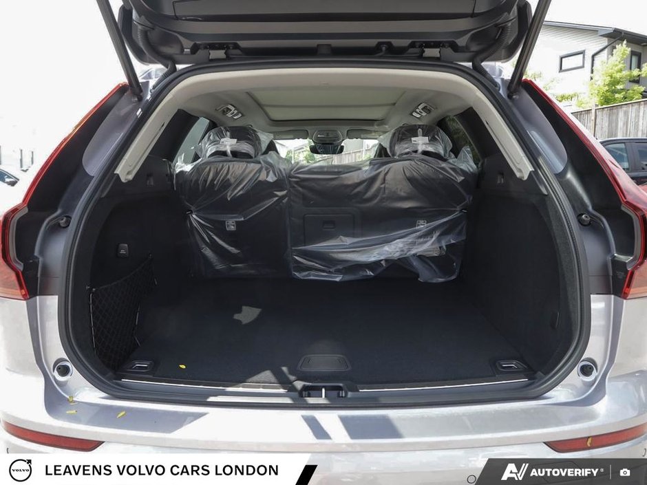 2027 Volvo XC60 ULTRA DARK THEME-10