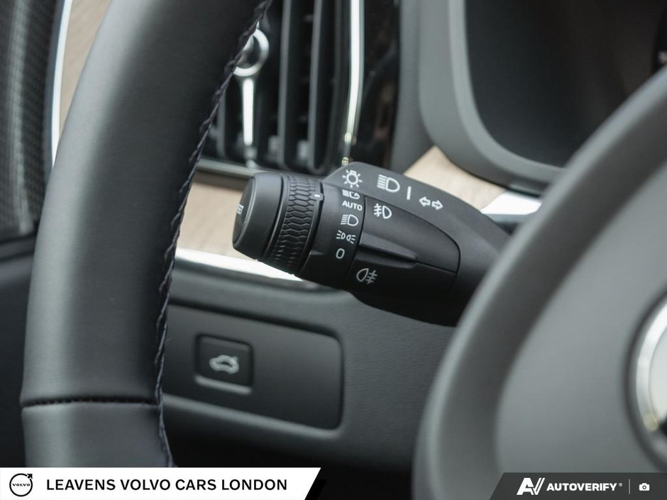 2027 Volvo XC60 PLUS DARK THEME-15