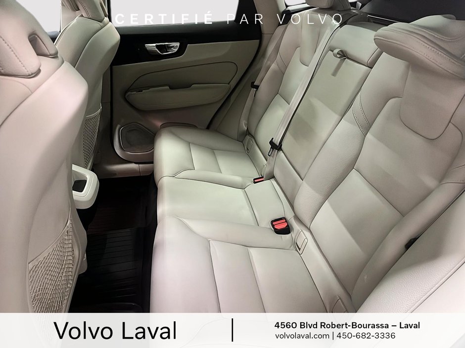 Volvo XC60 Plus Bright Theme 2023-17