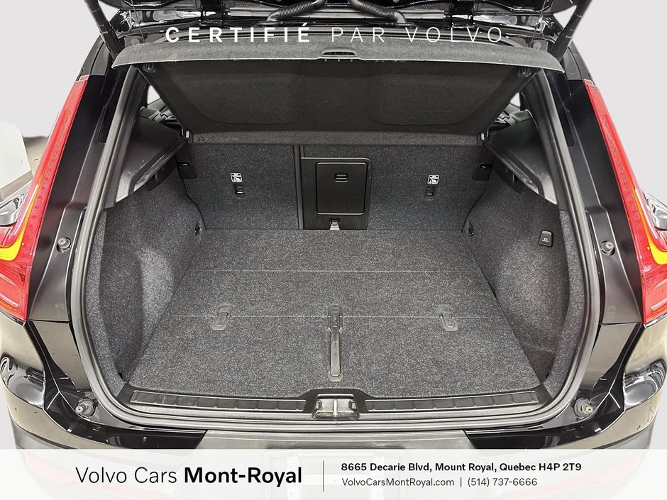 Volvo XC40 Plus Dark Theme 2023-4