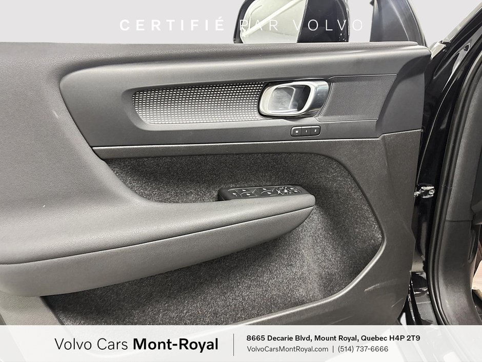Volvo XC40 Plus Dark Theme 2023-8