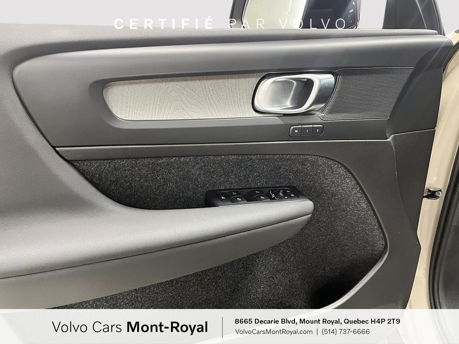 Volvo XC40 Plus Dark Theme 2025-8