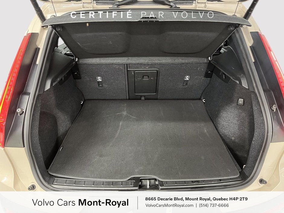 Volvo XC40 Plus Dark Theme 2025-4