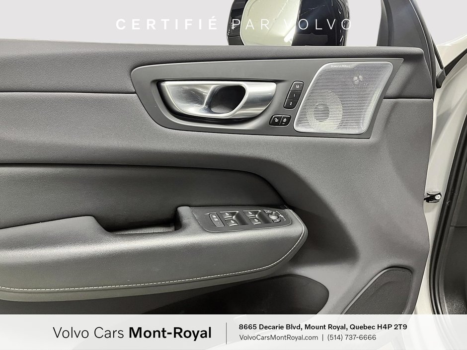 Volvo XC60 Ultimate Dark Theme 2023-8