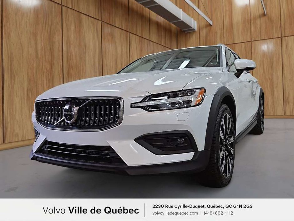 2023 Volvo V60 CC Plus-0