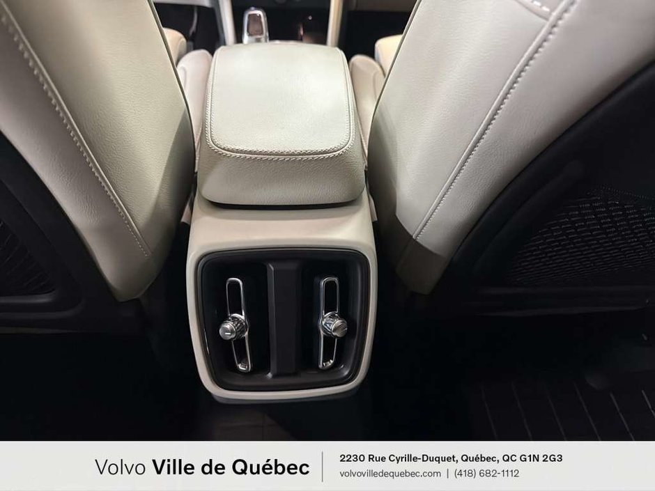 Volvo XC40 Plus Dark B5 2023-13