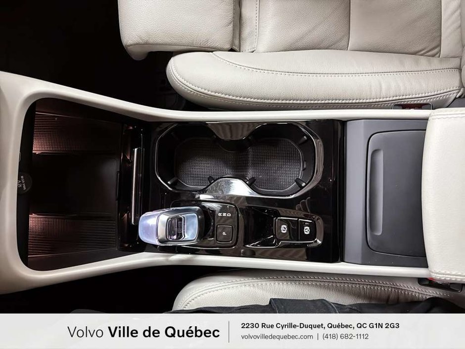 Volvo XC40 Plus Dark B5 2023-22