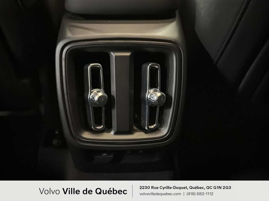 Volvo XC40 Plus Dark B5 2023-17