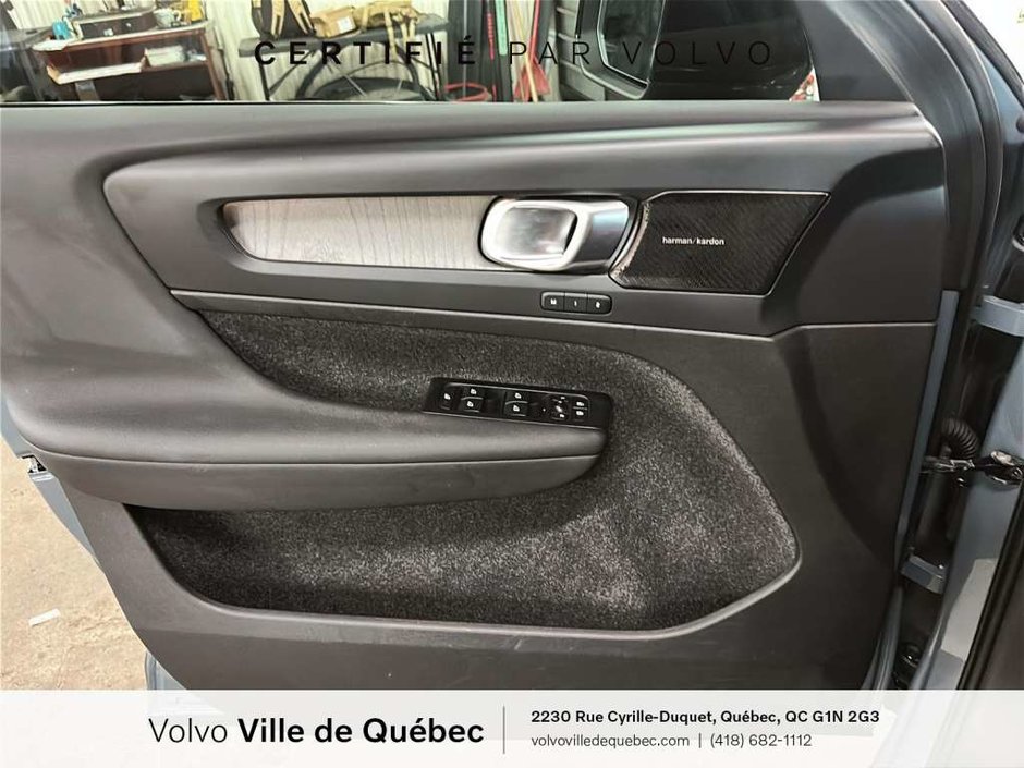 Volvo XC40 Plus Dark B5 2023-19