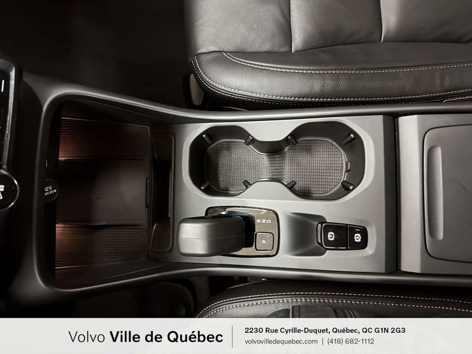 2025 Volvo XC40 B5 - Core-17