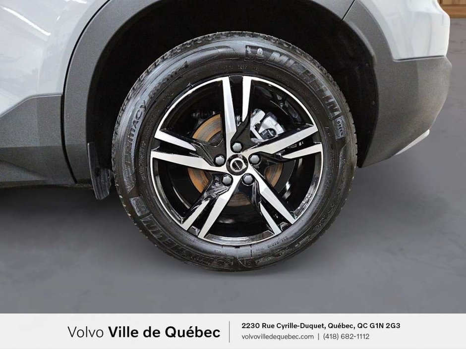 2025 Volvo XC40 B5 - Core-8