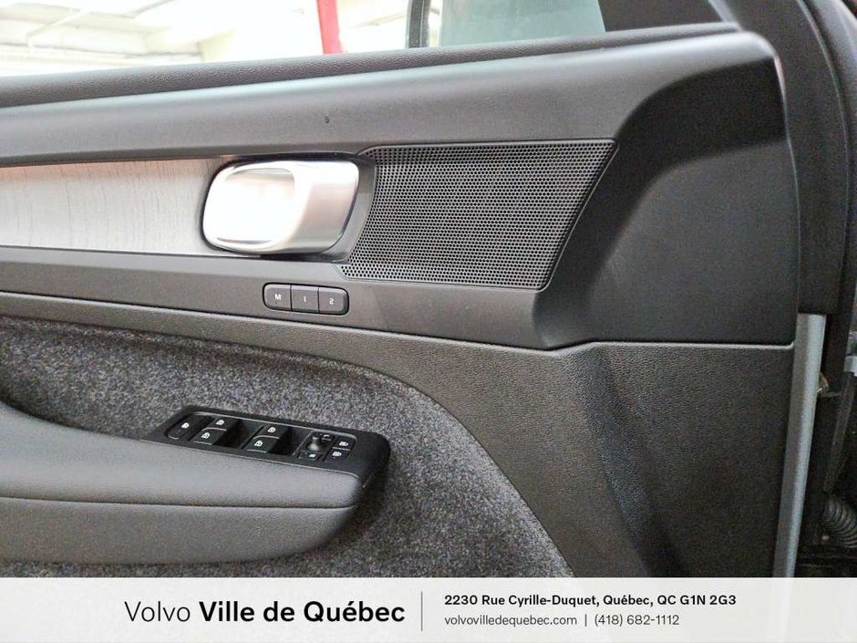 2025 Volvo XC40 B5 - Core-22