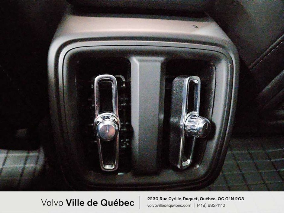 2025 Volvo XC40 B5 - Core-21