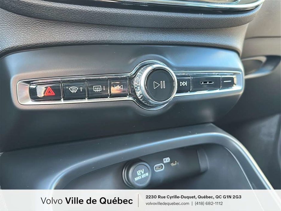 2025 Volvo XC40 B5 - Core-21