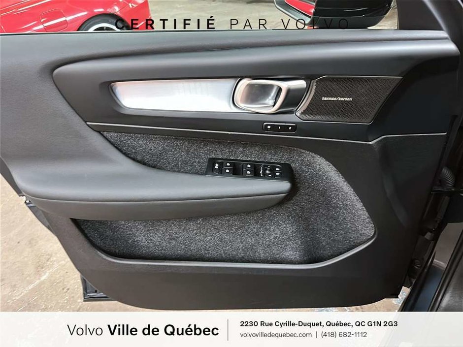 2026 Volvo XC40 B5 - Ultra Black Ed-19