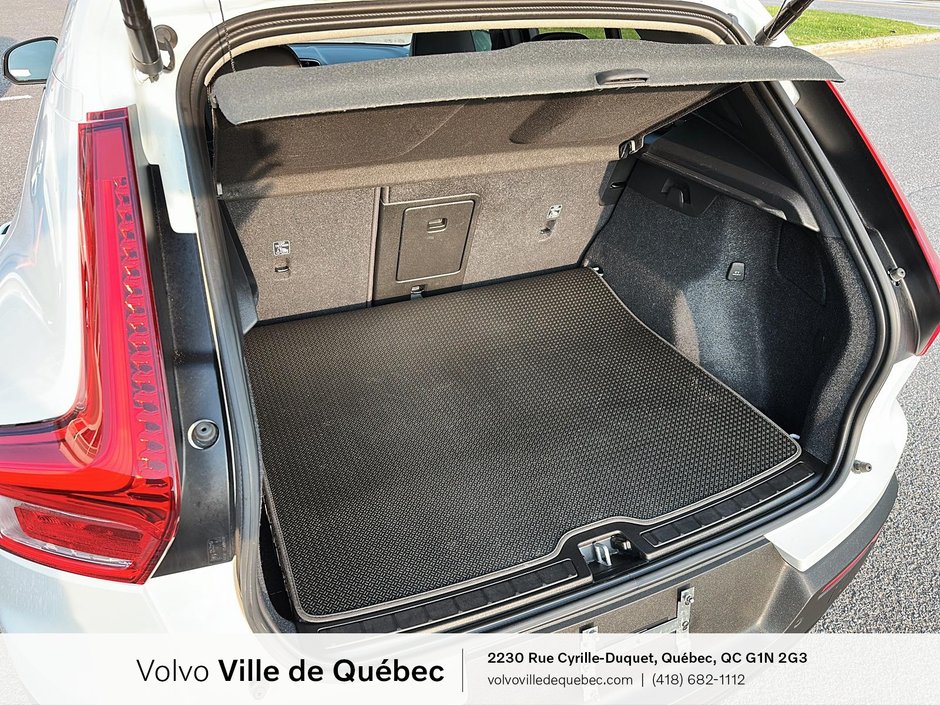 2023 Volvo XC40 Plus Dark Theme-5