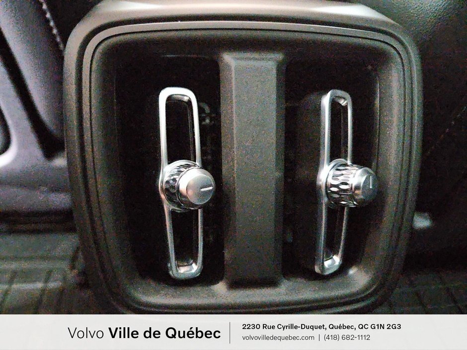 Volvo XC40 Plus Dark Theme 2026-11