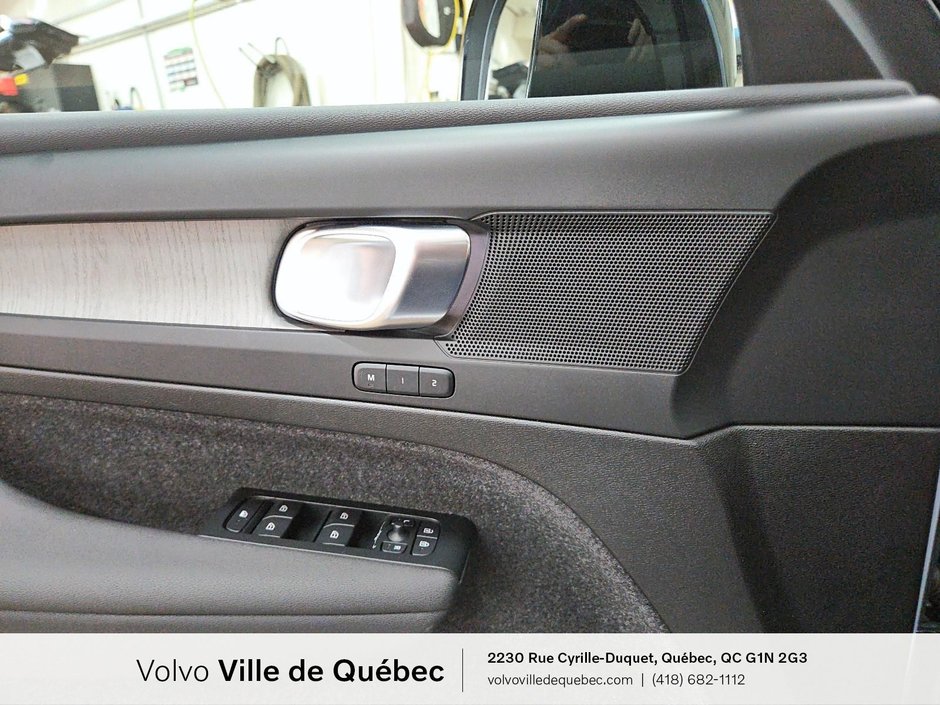 Volvo XC40 Plus Dark Theme 2026-18