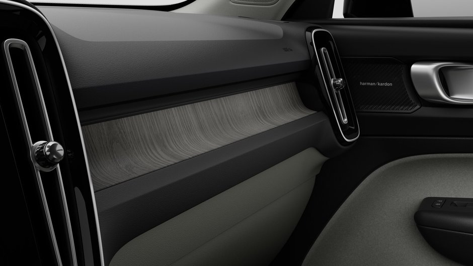 2026 Volvo XC40 PLUS DARK THEME-8