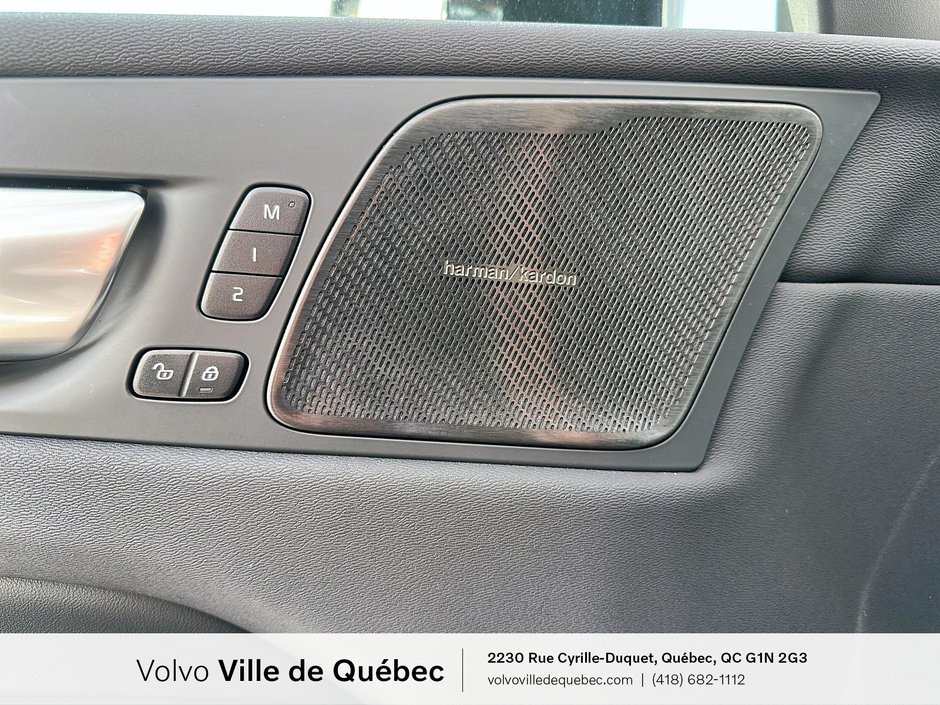 2024 Volvo XC60 Plus Dark Theme-12