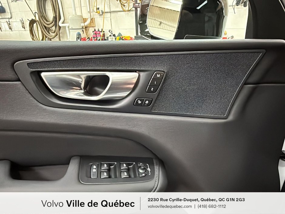 Volvo XC60 Plus Dark Theme 2026-19