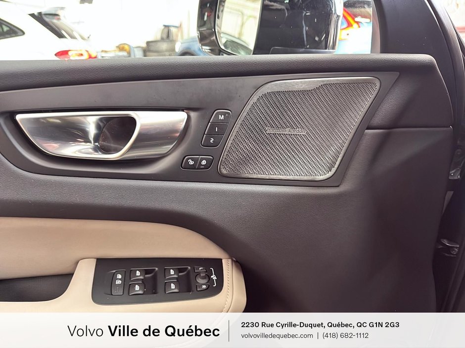 Volvo XC60 Plus Dark Theme 2026-19