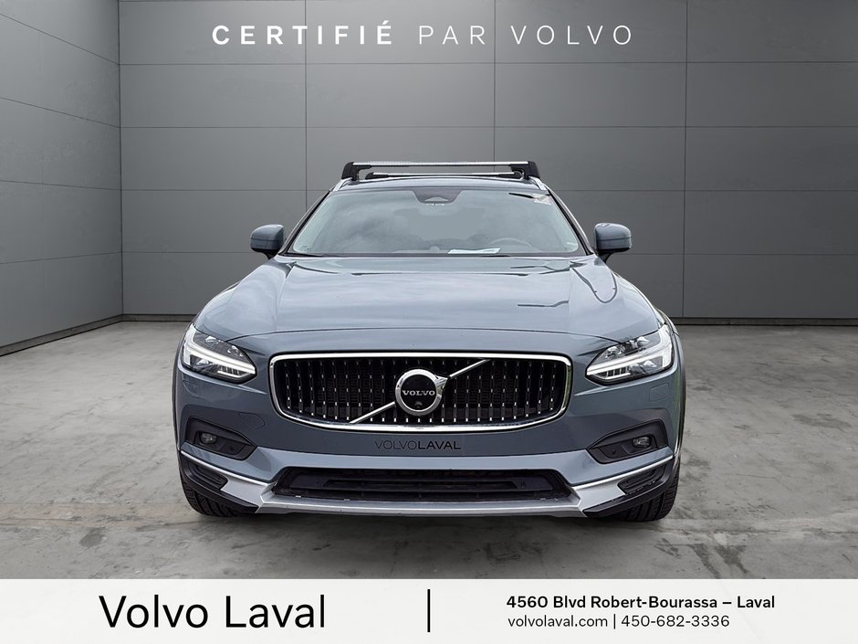 2022 Volvo V90 Cross Country-1