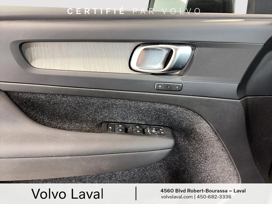 Volvo XC40 Plus Dark Theme 2024-13