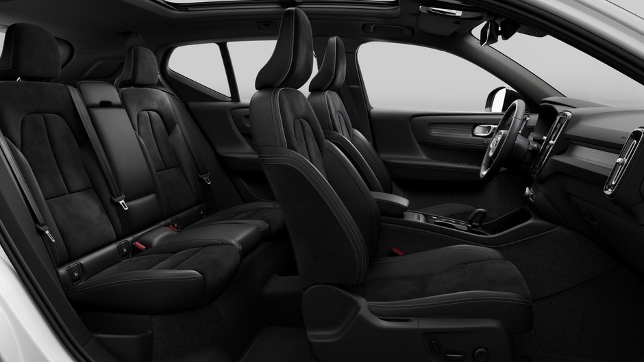 Volvo XC40 Plus Dark Theme 2025-10