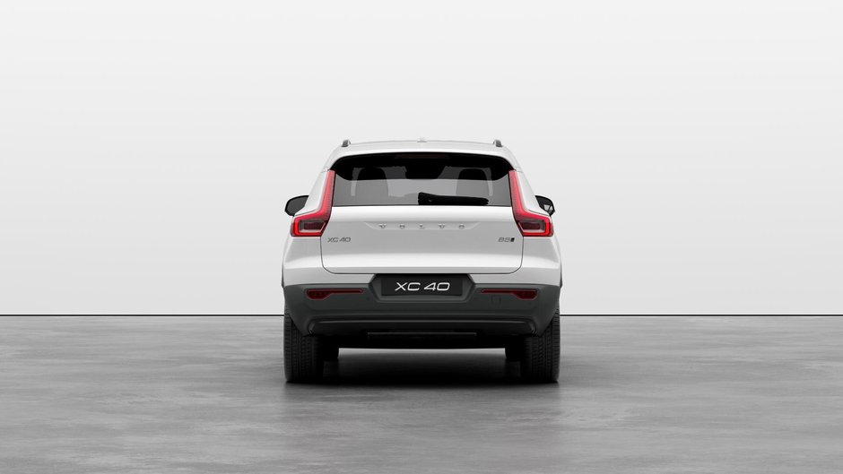 Volvo XC40 Plus Dark Theme 2025-3