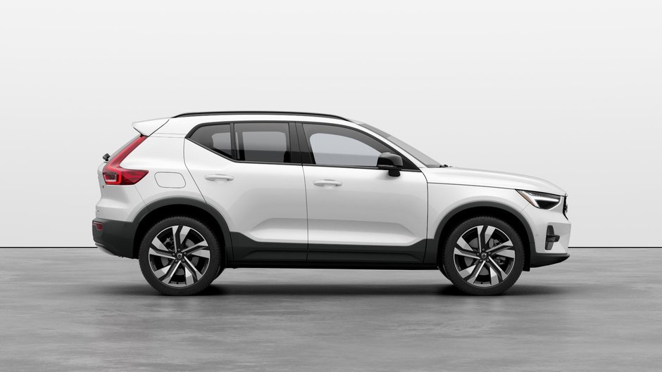 Volvo XC40 Plus Dark Theme 2025-4