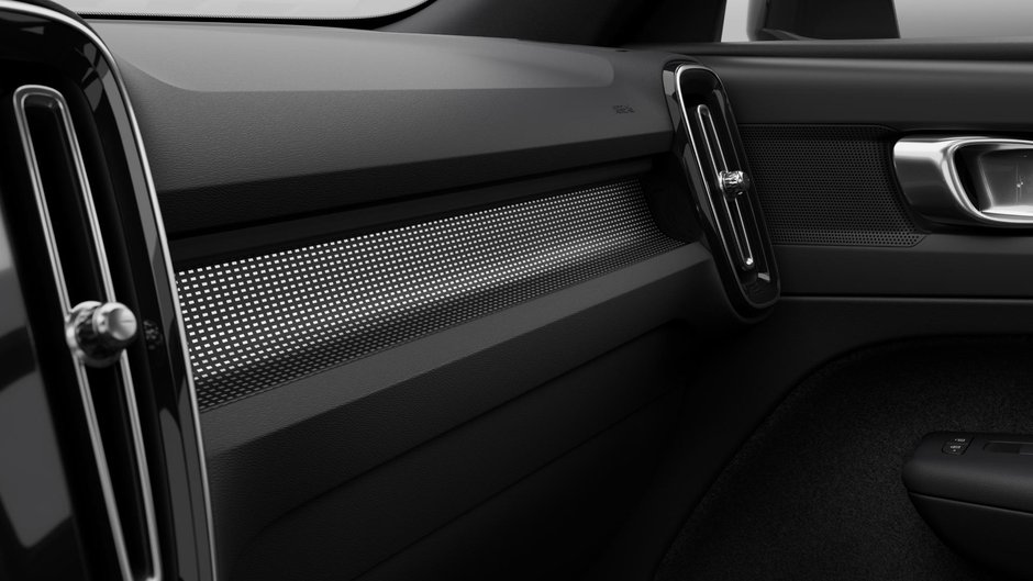 Volvo XC40 Plus Dark Theme 2025-6