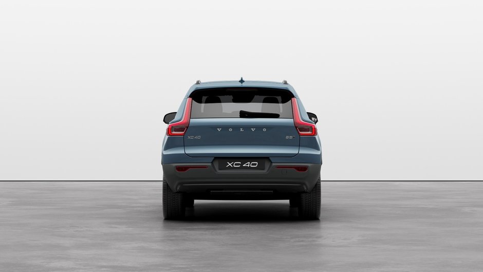 Volvo XC40 Plus Dark Theme 2025-3