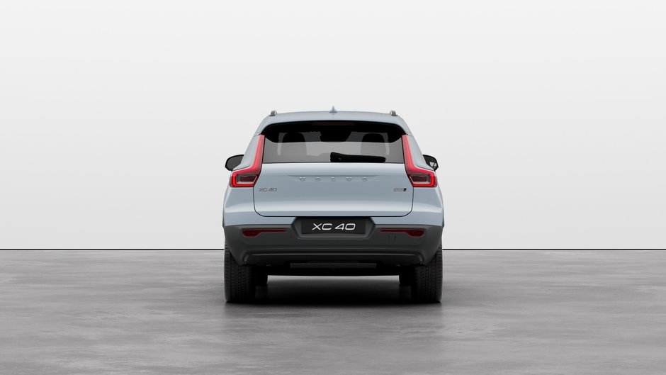 Volvo XC40 Plus Dark Theme 2025-3